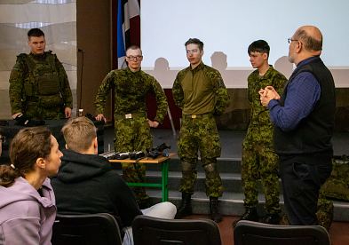 Vilistlastest ajateenijad klastasid kooli